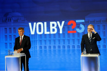 Český premiér Petr Fiala a predseda hnutia ANO Andrej Babiš v predvolebnej superdebate. FOTO: REUTERS