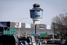 Veža riadenia letovej prevádzky na letisku LaGuardia v New Yorku. FOTO: TASR/AP