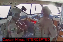 Izraelskí vojaci na palube jednej z lodí flotily Global Sumud, ktorá sa plavila do Pásma Gazy. FOTO: TASR/AP