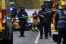 Záchranári pracujú na mieste po útoku, pri ktorom auto narazilo do chodcov a boli hlásené bodné útoky v blízkosti synagógy v severnom Manchestri. FOTO: Reuters