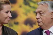 Dánska premiérka Mette Frederiksenová a maďarský premiér Viktor Orbán pred začiatkom siedmeho summitu Európskeho politického spoločenstva v Kodani. FOTO: TASR/AP