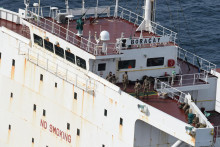 Vojaci stoja na palube tankera Boracay údajne patriaci ruskej tieňovej flotile, ktorý sa plaví pri francúzskom pobreží Atlantiku neďaleko prístavu Saint-Nazaire. FOTO: TASR/AP