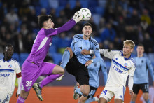 Marko Tolić zo Slovana Bratislava počas zápasu v akcii s Mikom Pendersom a Lucasom Hogsbergom z RC Štrasburg. FOTO: Reuters