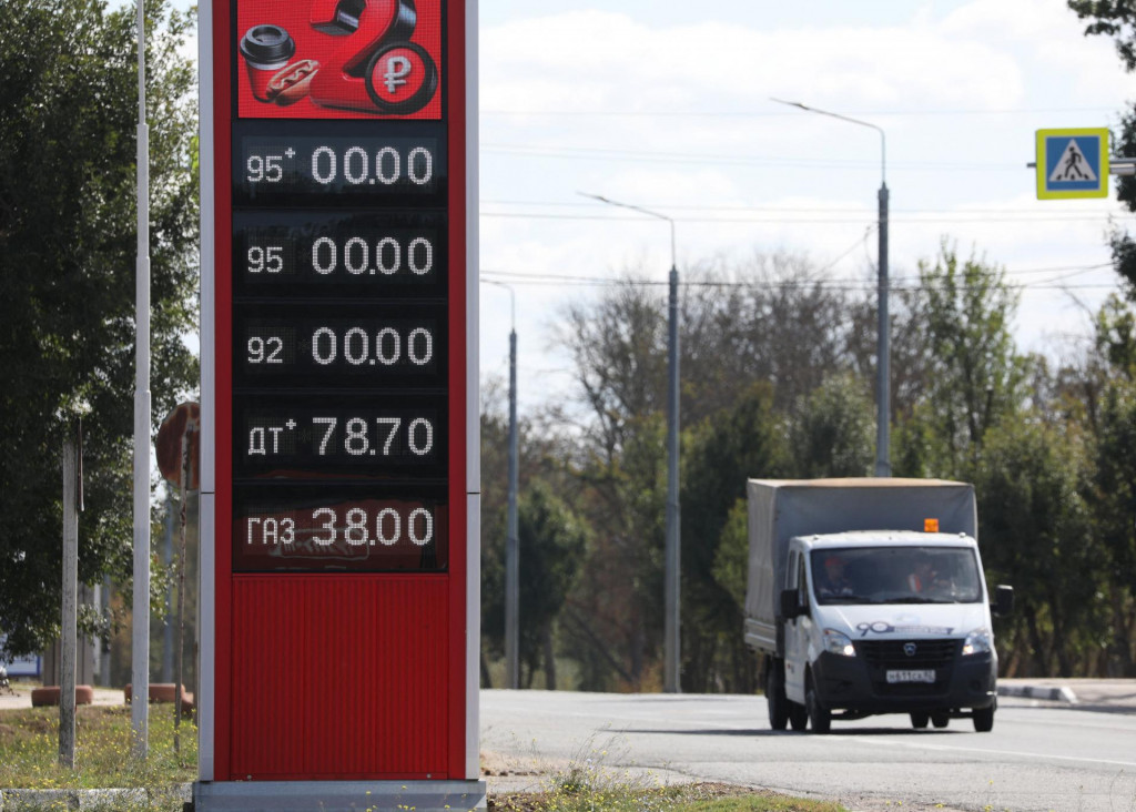 Rusko s letným nedostatkom a zdražovaním benzínu kvôli zvýšenému dopytu zápasí tretáva pravidelne, ale tento rok sa problémy zhoršili aj v dôsledku ukrajinských náletov. FOTO: REUTERS