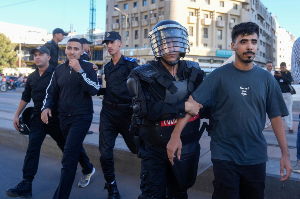 Na snímke policajti zadržujú demonštrantov počas protestu v marockej Casablance. FOTO: TASR/AP