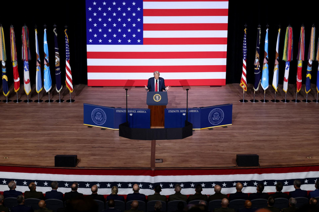 Americk&yacute; prezident Donald Trump sa gener&aacute;lom prihovoril osobne. FOTO: Reuters/K. Lamarque