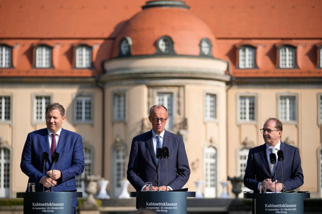 Nemecký kancelár Friedrich Merz (uprostred), nemecký vicekancelár a minister financií Lars Klingbeil (vľavo) a nemecký minister vnútra Alexander Dobrindt. FOTO: TASR/AP