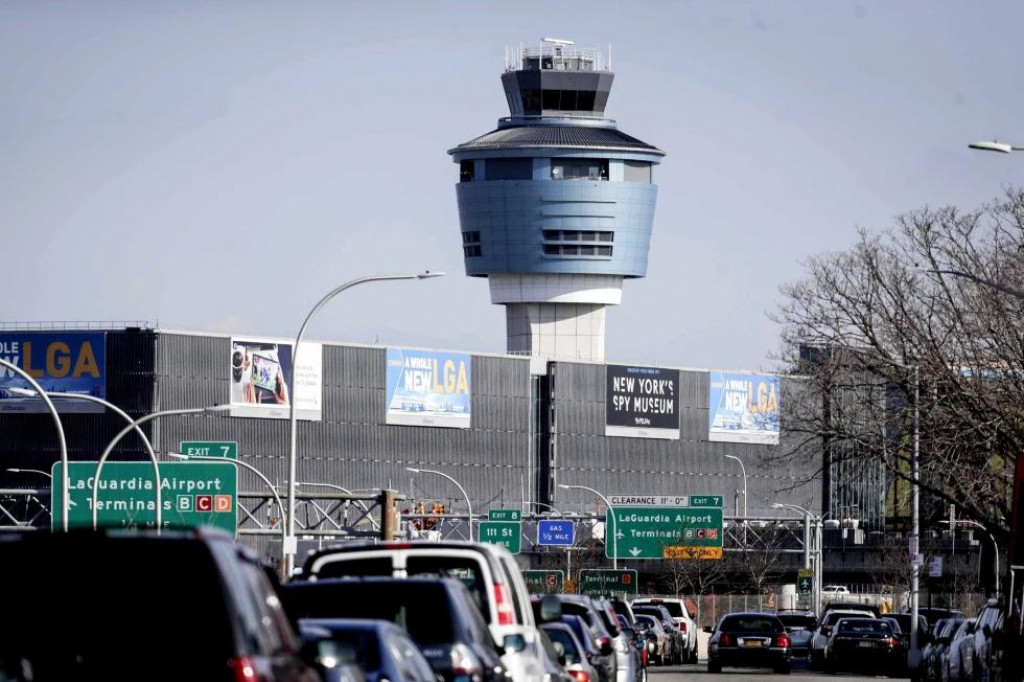 Veža riadenia letovej prevádzky na letisku LaGuardia v New Yorku. FOTO: TASR/AP