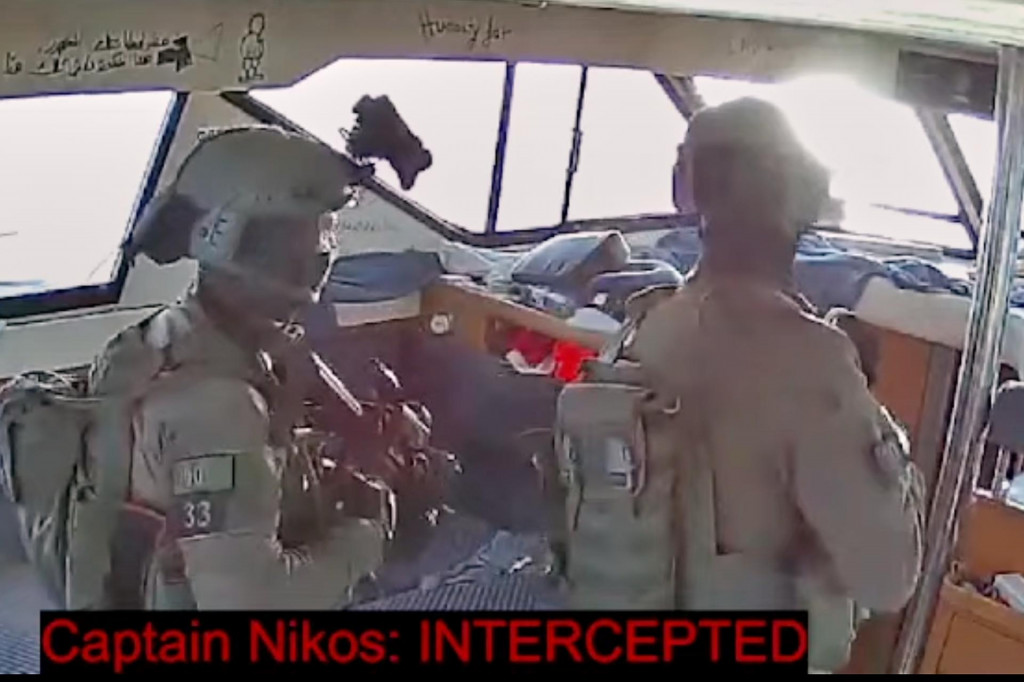 Izraelskí vojaci na palube jednej z lodí flotily Global Sumud, ktorá sa plavila do Pásma Gazy. FOTO: TASR/AP