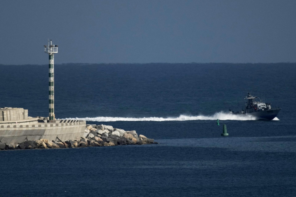 Loď s izraelskými vojakmi sa plaví v Stredozemnom mori. FOTO: TASR/AP