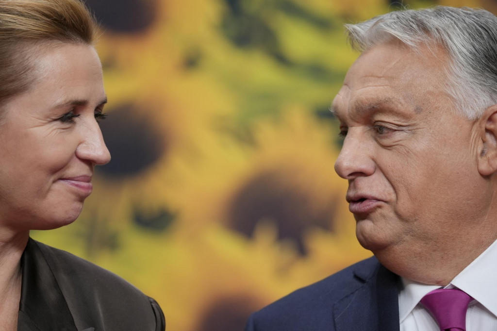 Dánska premiérka Mette Frederiksenová a maďarský premiér Viktor Orbán pred začiatkom siedmeho summitu Európskeho politického spoločenstva v Kodani. FOTO: TASR/AP
