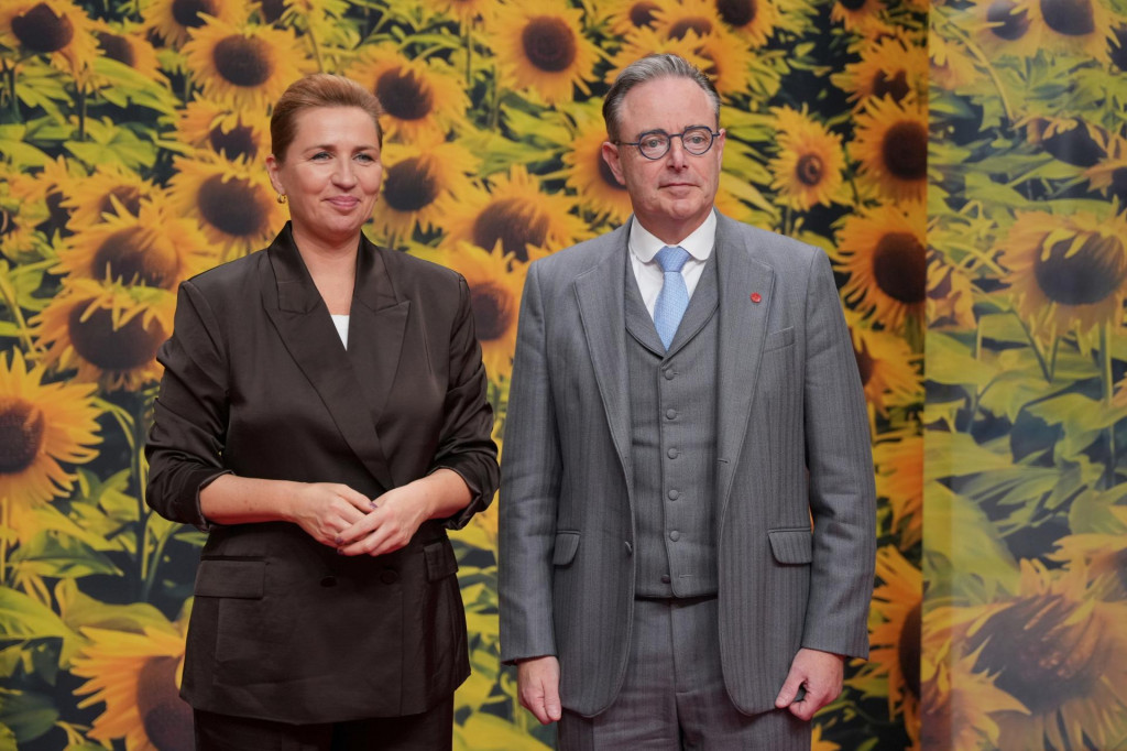 Dánska premiérka Mette Frederiksenová a belgický premiér Bart De Wever pred začiatkom siedmeho samitu Európskeho politického spoločenstva v Kodani. FOTO: TASR/AP