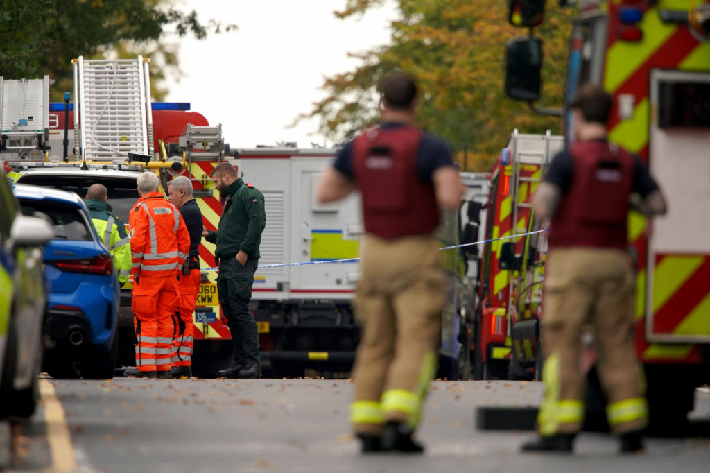 Záchranári zasahujú na mieste útoku nožom pred synagógou v Manchestri. FOTO: TASR/AP