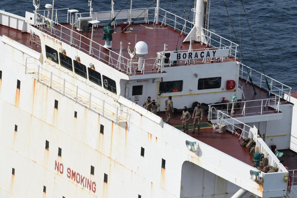 Vojaci stoja na palube tankera Boracay údajne patriaci ruskej tieňovej flotile, ktorý sa plaví pri francúzskom pobreží Atlantiku neďaleko prístavu Saint-Nazaire. FOTO: TASR/AP
