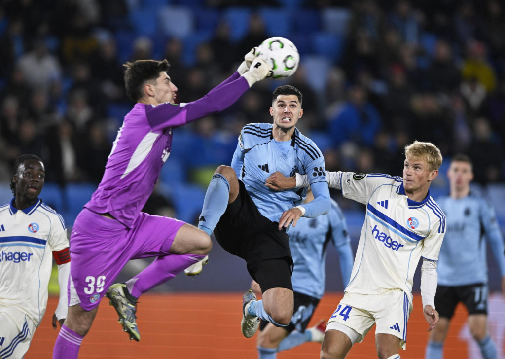 Marko Tolić zo Slovana Bratislava počas zápasu v akcii s Mikom Pendersom a Lucasom Hogsbergom z RC Štrasburg. FOTO: Reuters