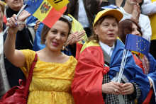 Prívrženci proeurópskej moldavskej Strany akcie a solidarity sa zúčastňujú zhromaždenia pred nadchádzajúcimi parlamentnými voľbami v Kišiňove. FOTO: Reuters