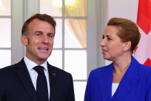 Dánska premiérka Mette Frederiksenová a francúzsky prezident Emmanuel Macron. FOTO: REUTERS