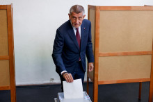 Predseda ANO Andrej Babiš hlasuje vo voľbách do českej Poslaneckej snemovne. FOTO: REUTERS