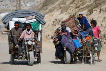 Palestínčania na ceste na juh. FOTO: REUTERS
