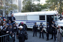 Príslušníci orgánov činných v trestnom konaní strážia pred súdom po tom, čo bol Sean „Diddy“ Combs odsúdený na viac ako štyri roky väzenia. FOTO: REUTERS