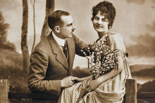 „Ešte spisovatelia generácie Svatopluka Čecha považovali za erotický dievčenský pohľad spod slameného klobúčika a až autori secesných próz začali používať v spojitosti s erotikou slová ako vášeň, vzdychy, rozkoš, smädné pery alebo vlny pŕs,“ hovorí Lenka Křížová.