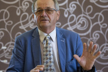 Zrušením dní pracovného pokoja vláda priznáva, že žijeme nad pomery, tvrdí ekonóm Slovenskej akadémie vied Viliam Páleník. FOTO: TASR/J. Novák