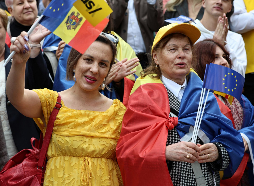 Prívrženci proeurópskej moldavskej Strany akcie a solidarity sa zúčastňujú zhromaždenia pred nadchádzajúcimi parlamentnými voľbami v Kišiňove. FOTO: Reuters