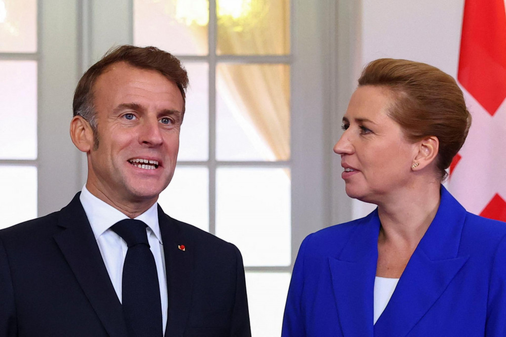 Dánska premiérka Mette Frederiksenová a francúzsky prezident Emmanuel Macron. FOTO: REUTERS