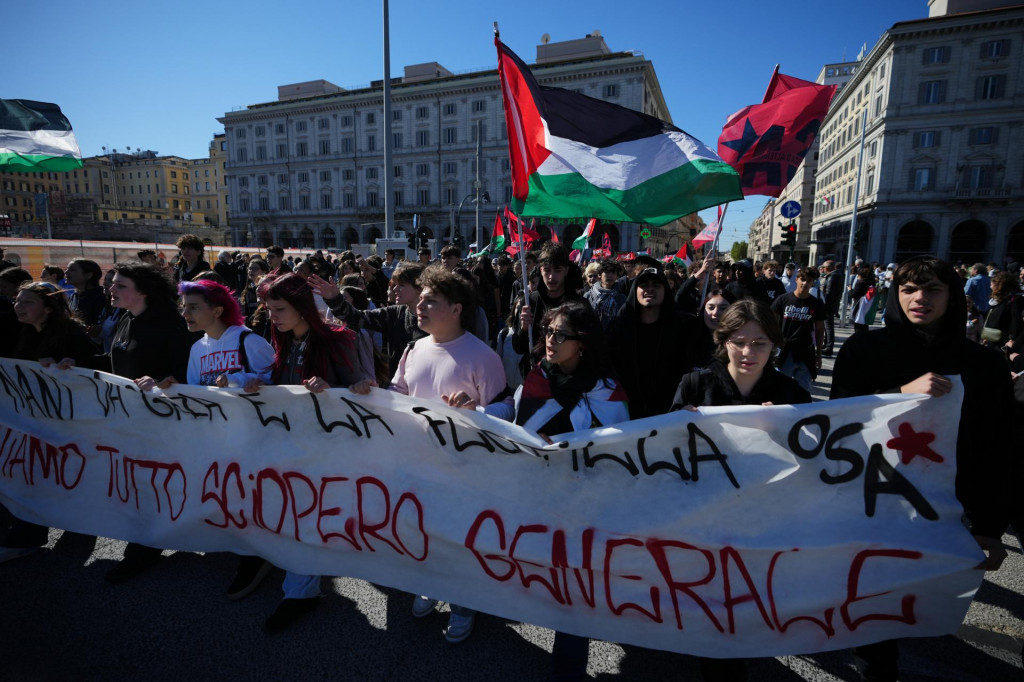 Propalestínski demonštrati sa zhromažďujú počas generálneho štrajku na podporu flotily Global Sumud s humanitárnou pomocou pre Pásmo Gazy v piatok 3. októbra 2025 v Ríme. FOTO: TASR/AP