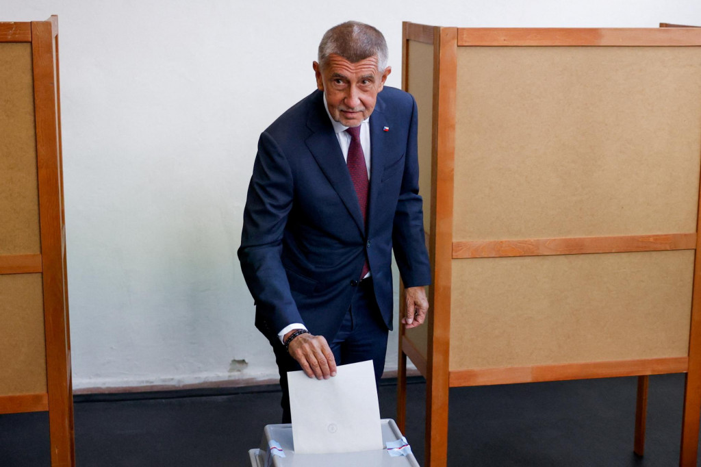 Predseda ANO Andrej Babiš hlasuje vo voľbách do českej Poslaneckej snemovne. FOTO: REUTERS
