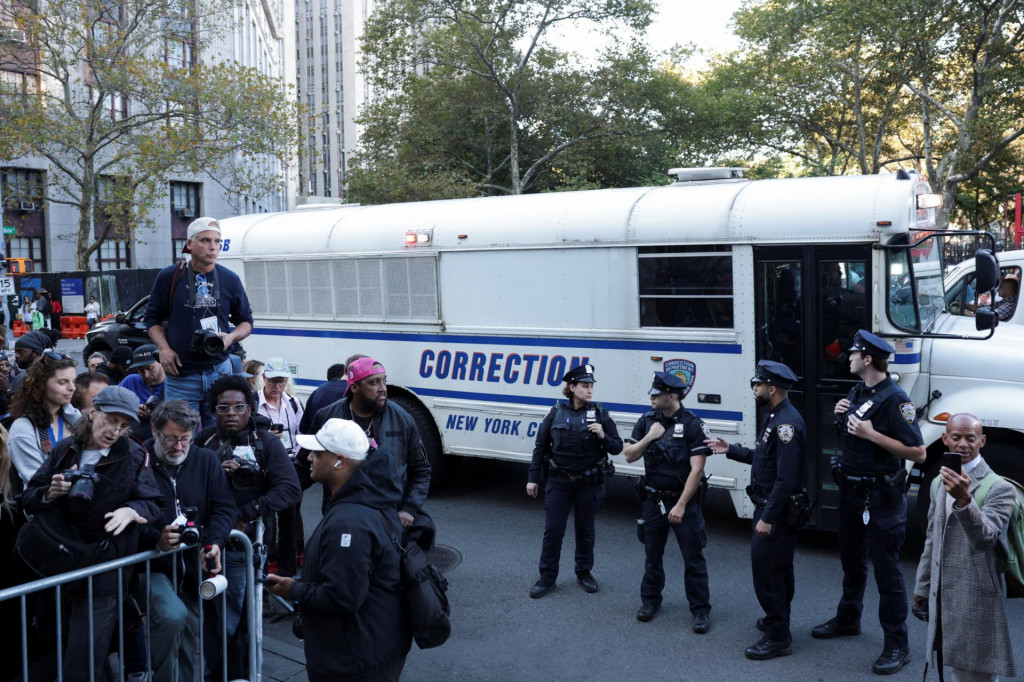 Príslušníci orgánov činných v trestnom konaní strážia pred súdom po tom, čo bol Sean „Diddy“ Combs odsúdený na viac ako štyri roky väzenia. FOTO: REUTERS