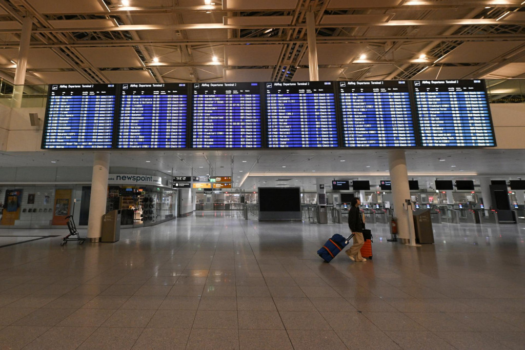 Na letisku v Mníchove boli obe pristávacie dráhy v piatok večer uzavreté už druhýkrát za menej ako 24 hodín po tom, čo boli opäť spozorované drony. FOTO: REUTERS