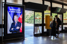 Na snímke citylight hnutia ANO vo vestibule metra Jinonice s predsedom a volebným lídrom hnutia Andrejom Babišom. FOTO: TASR/Barbora Vizváryová