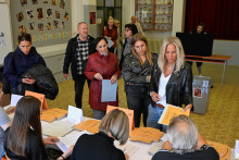 Voliči môžu prísť k urnám do 14.00 h, potom sa hlasy začnú sčítavať. FOTO: Reuters