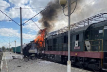 Osobný vlak horí po ruskom dronovom útoku v ukrajinskom meste Šostka. FOTO: TASR/AP
