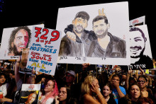 Demonštranti sa zhromaždili pred dvojročným výročím útoku Hamasu na Izrael zo 7. októbra 2023 a požadujú okamžité prepustenie všetkých rukojemníkov a ukončenie vojny v Gaze. FOTO: Reuters