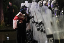Desiatky tisíc demonštrantov vyšli dnes do ulíc Tbilisi, aby protestovali proti gruzínskej vláde. FOTO: Reuters