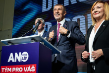 Podpredsedníčka hnutia ANO Alena Schillerová,český expremiér a predseda opozičného hnutia ANO Andrej Babiš a podpredseda ANO Karol Havlíček sa tešia z víťazstva po zverejnení predbežných výsledkov volieb do Poslaneckej snemovne Parlamentu ČR. FOTO: TASR/Jakub Kotian