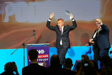 Vo volebnom štábe hnutia ANO na Chodove sa začína oslavovať víťazstvo v parlamentných voľbách 2025 do Poslaneckej snemovne. Andrej Babiš, Karol Havlíček a Alena Schillerová. FOTO: Mafra/Ladislav Křivan