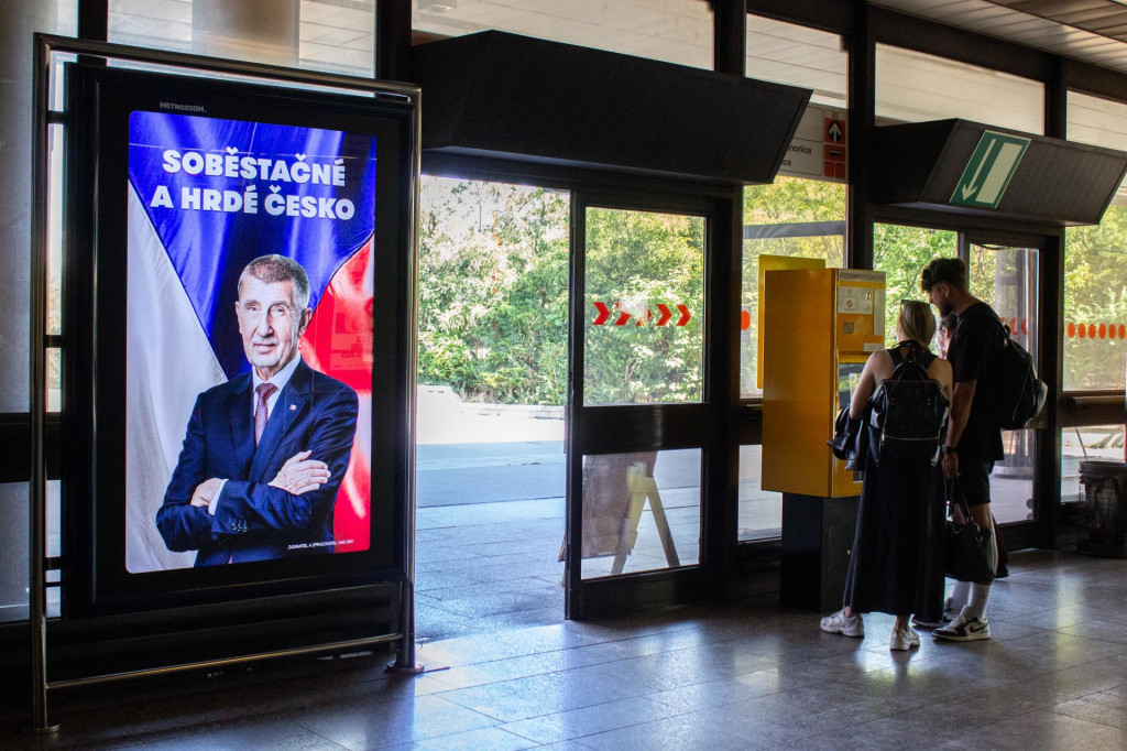Na snímke citylight hnutia ANO vo vestibule metra Jinonice s predsedom a volebným lídrom hnutia Andrejom Babišom. FOTO: TASR/Barbora Vizváryová