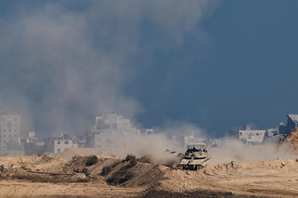 Izraleský tank v Gaze. FOTO: Reuters