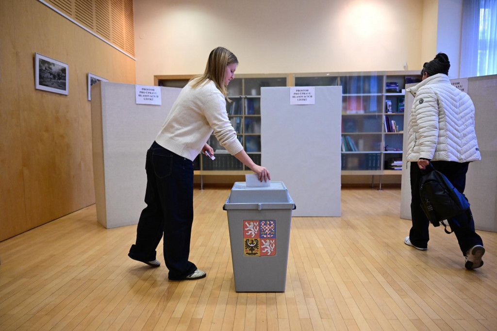 Volička vhadzuje hlasovací lístok do volebnej schránky v priestoroch veľvyslanectva Českej republiky v Bratislave. FOTO: TASR/Jaroslav Novák