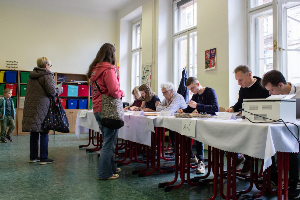 Voliči čakajú, kým im volebná komisia vydá hlasovacie lístky, aby mohli odovzdať svoj hlas. FOTO: TASR/Barbora Vizváryová