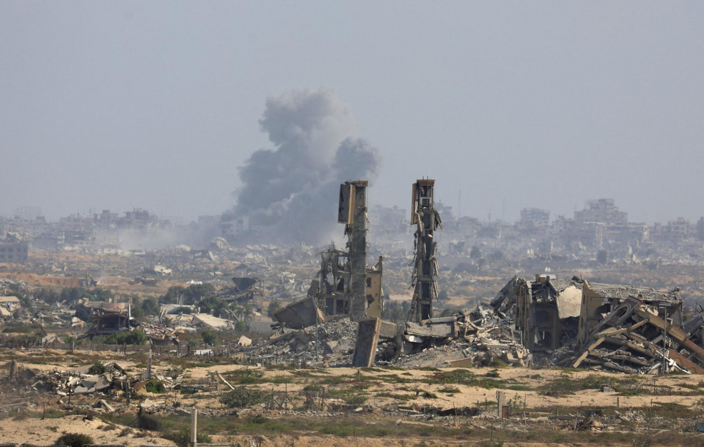 Dym stúpa po výbuchoch v meste Gaza. FOTO: Reuters