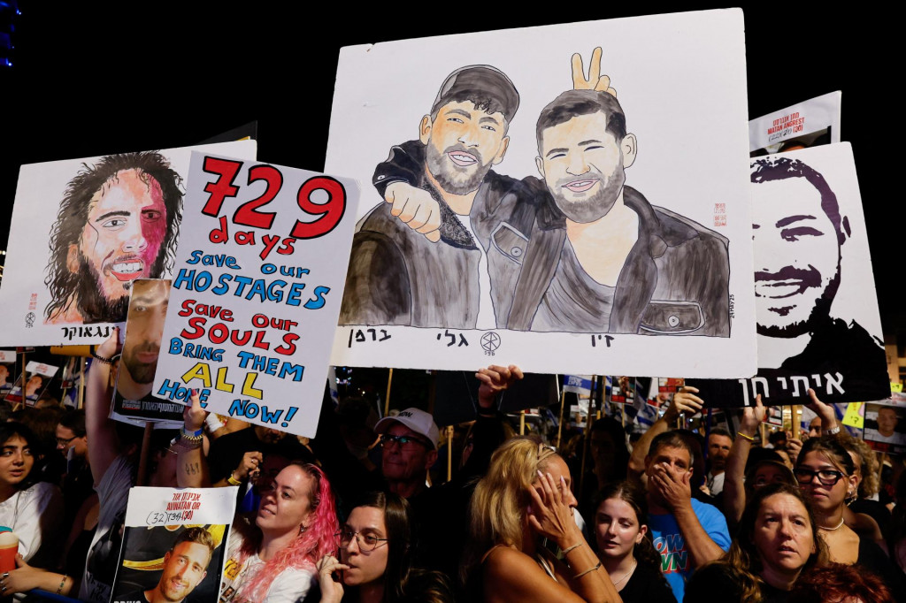 Demonštranti sa zhromaždili pred dvojročným výročím útoku Hamasu na Izrael zo 7. októbra 2023 a požadujú okamžité prepustenie všetkých rukojemníkov a ukončenie vojny v Gaze. FOTO: Reuters