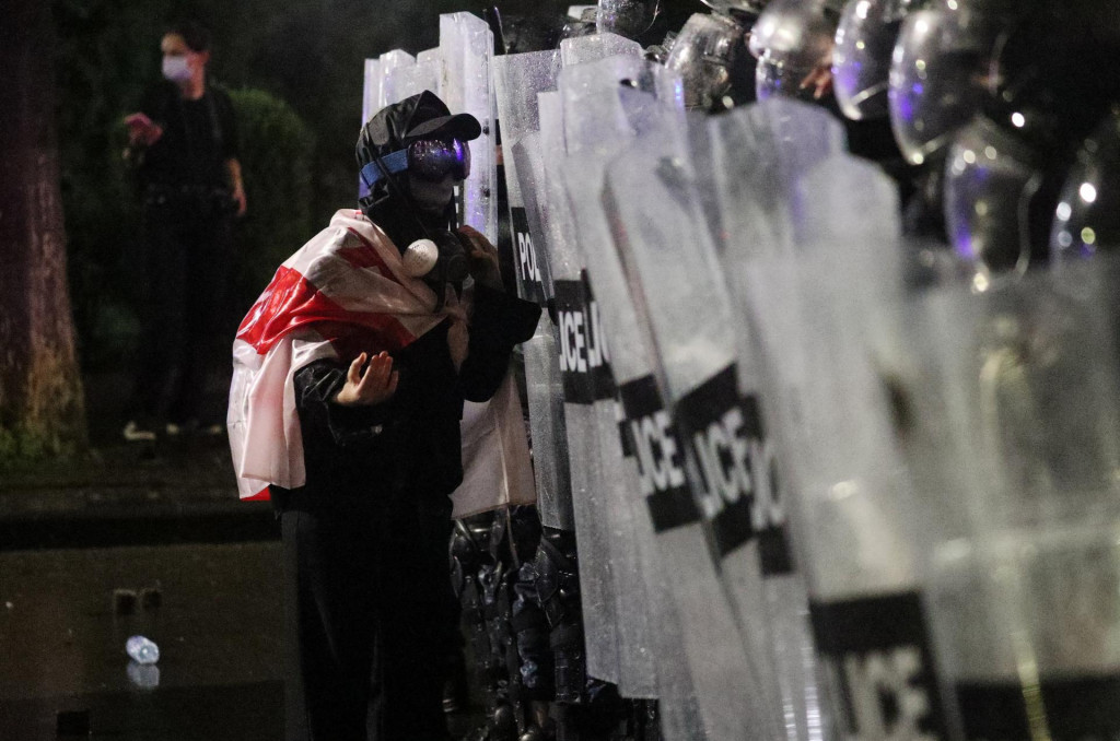 Desiatky tisíc demonštrantov vyšli dnes do ulíc Tbilisi, aby protestovali proti gruzínskej vláde. FOTO: Reuters