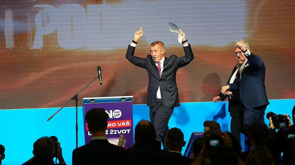 Vo volebnom štábe hnutia ANO na Chodove sa začína oslavovať víťazstvo v parlamentných voľbách 2025 do Poslaneckej snemovne. Andrej Babiš, Karol Havlíček a Alena Schillerová. FOTO: Mafra/Ladislav Křivan