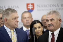 Na snímke premiér Robert Fico a predseda poslaneckého Smeru-SD Ján Richter.  FOTO: TASR /M. Baumann