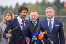 Na snímke sprava predseda vlády Robert Fico a minister obrany Robert Kaliňák (obaja Smer-SD) počas tlačovej konferencie k výstavbe novej vojenskej nemocnice v Prešove. FOTO: TASR/Veronika Mihaliková