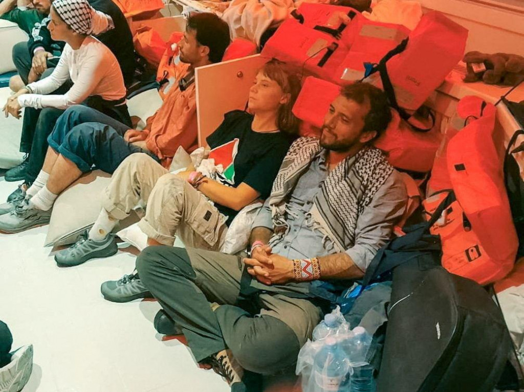 Na snímke aktivisti z flotily Global Sumud vrátane Gréty Thunbergovej. FOTO: REUTERS/ISRAEL FOREIGN MINISTRY